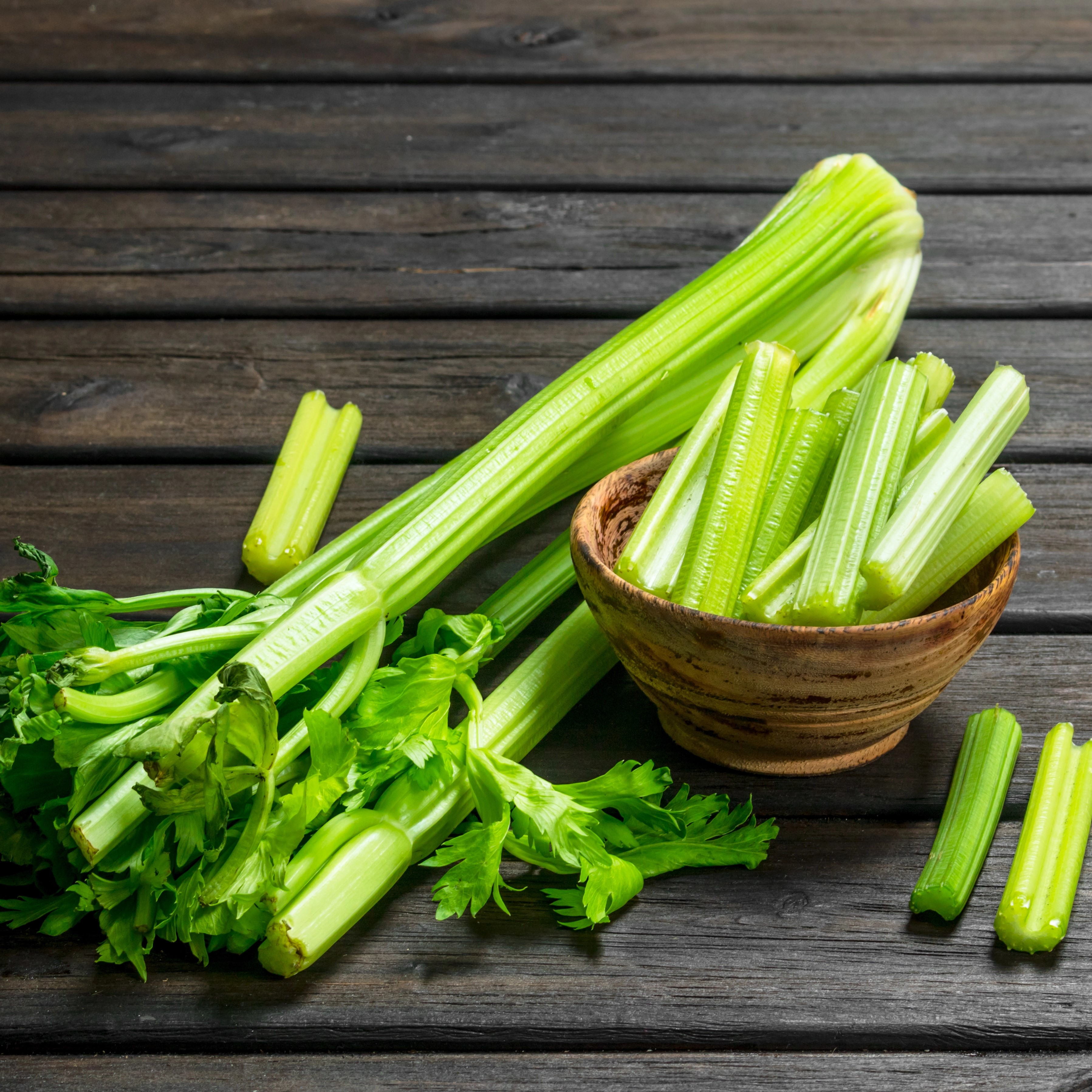Pieces of celery in a wooden bowl. Bleekselderij, De EetLijn